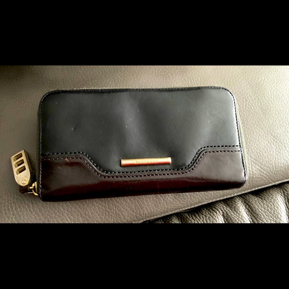 Burberry zippy wallet